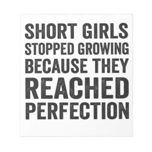 Kurze Mädchen hörten auf zu wachsen, weil sie erre Notizblock