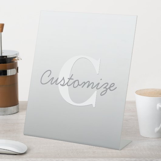 Kurzer Name oder anderer Text mit Monogramm | Grad Sockelschild (In Situ)