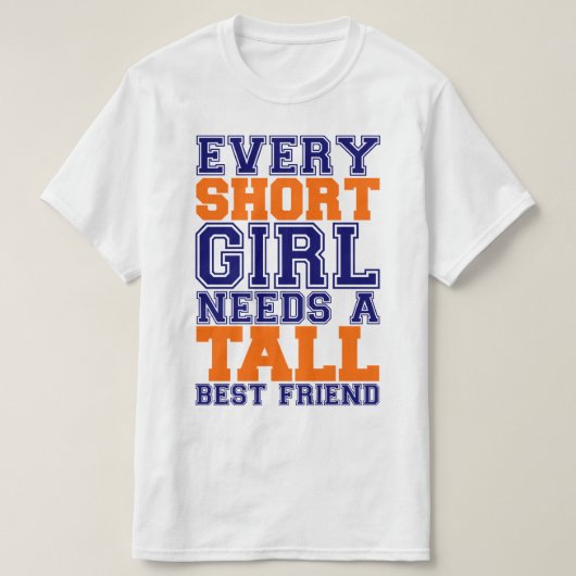 Kurzes Mädchen benötigt einen großen besten Freund T-Shirt (Design vorne)