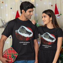 Kurzfristige graue Katze Rote Weihnachtsmannmütze 