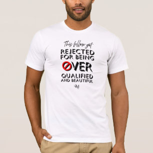 Kurzschlauch-T - Shirt: über qualifiziert (weiß) T-Shirt