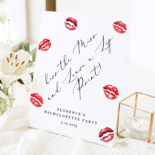 Küss die Frau und verließ ein Lippenprint Bachelor Sockelschild
