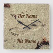 Kuss in den Sand mit der Mauer für Paare Quadratische Wanduhr (Vorderseite)