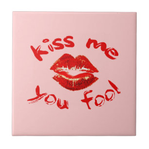 Küss Me you narre Fliese