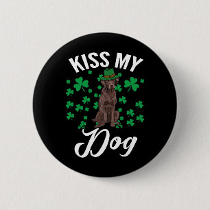 Küss meinen glücklichen Chocolate-Labrador-Hund-Be Button