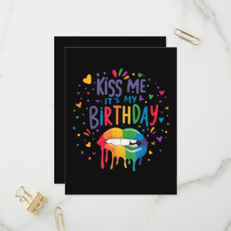 Küss mich, es ist mein Geburtstag Einladungspostkarte
