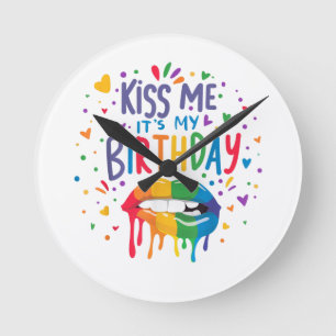 Küss mich, es ist mein Geburtstag Runde Wanduhr