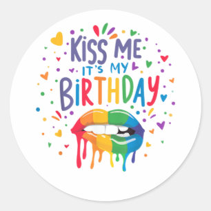 Küss mich, es ist mein Geburtstag Runder Aufkleber