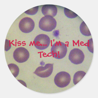 Küss mich! Ich bin ein Med Tech! Runder Aufkleber