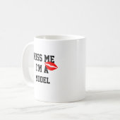 Küss mich, ich bin ein Model Mug Kaffeetasse (Vorderseite Links)