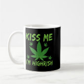 Küss mich, ich bin Highrish Lustiger St. Patrick’s Kaffeetasse (Links)