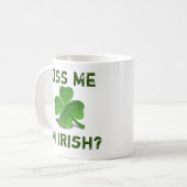"Küss mich, ich bin Irin?" Text mit grünem Kleebla Kaffeetasse (Vorderseite Links)
