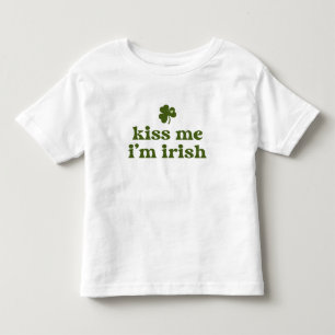 Küss mich, ich bin irisch St. Patricks Tag Grüner Kleinkind T-shirt