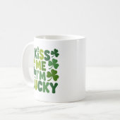Küss mich, ich bin Lucky Festive St. Patrick’s Day Kaffeetasse (Vorderseite Links)