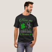 Küss mich Karzinoid-Krebsüberlebender St. Patrick' T-Shirt (Vorne ganz)
