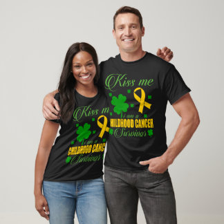 Küss mich Kindheitskrebsüberlebender St. Patrick's T-Shirt