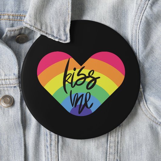 Küss mich. Liebe ist fair. Button (Beispiel)