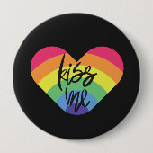 Küss mich. Liebe ist fair. Button (Vorderseite)