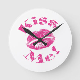 Küss mich! Rosa Lippen Runde Wanduhr