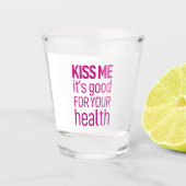 küss mir, dass es gut für deine Gesundheit ist. Schnapsglas (Vorderseite)