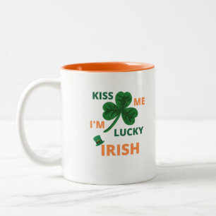 Küss mir, dass ich glücklich irisch bin zweifarbige tasse