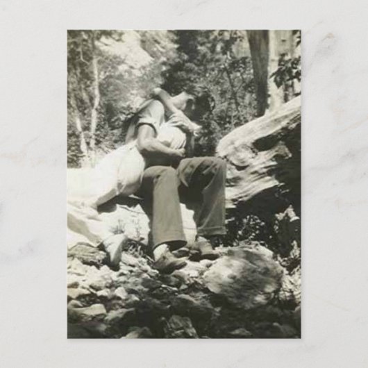 Küssen im Holzposten Postkarte (Vorderseite)