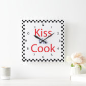 Küssen Sie den Koch Quadratische Wanduhr (Zuhause)