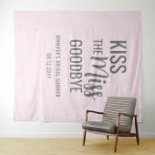Küssen Sie die Miss Goodbye Pink Brautparty Hinter Wandteppich (Beispiel (Horizontal))