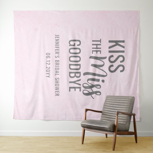 Küssen Sie die Miss Goodbye Pink Brautparty Hinter Wandteppich (Beispiel (Horizontal))