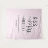 Küssen Sie die Miss Goodbye Pink Brautparty Hinter Wandteppich (Vorderseite (Horizontal))