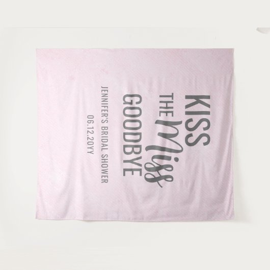 Küssen Sie die Miss Goodbye Pink Brautparty Hinter Wandteppich (Vorderseite (Horizontal))
