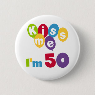 Küssen Sie mich, den ich 50 Geburtstags-T - Shirts Button