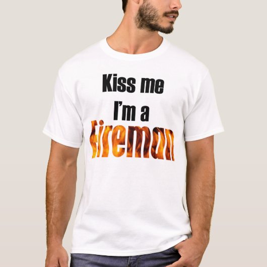 Küssen Sie mich, den ich ein Feuerwehrmann bin T-Shirt (Vorderseite)
