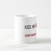 Küssen Sie mich, den ich ein FLUGZEUG-INGENIEUR Kaffeetasse (Mittel)