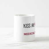 Küssen Sie mich, den ich ein MEDIZINISCHER Kaffeetasse (Mittel)