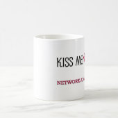 Küssen Sie mich, den ich ein NETZWERKADMINISTRATOR Kaffeetasse (Mittel)