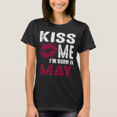 Küssen Sie mich, den ich geborenes im Mai T-Shirt (Vorderseite)