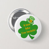 Küssen Sie mich, den ich Iren-St Patrick Button (Vorne & Hinten)