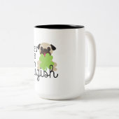 Küssen Sie mich, den ich Pugish St. Patricks Zweifarbige Tasse (VorderseiteRechts)