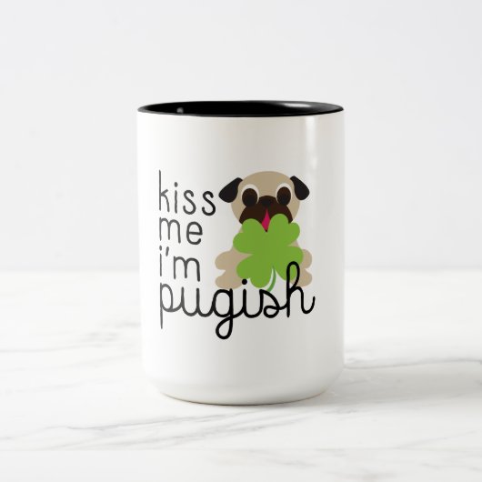 Küssen Sie mich, den ich Pugish St. Patricks Zweifarbige Tasse (Mittel)