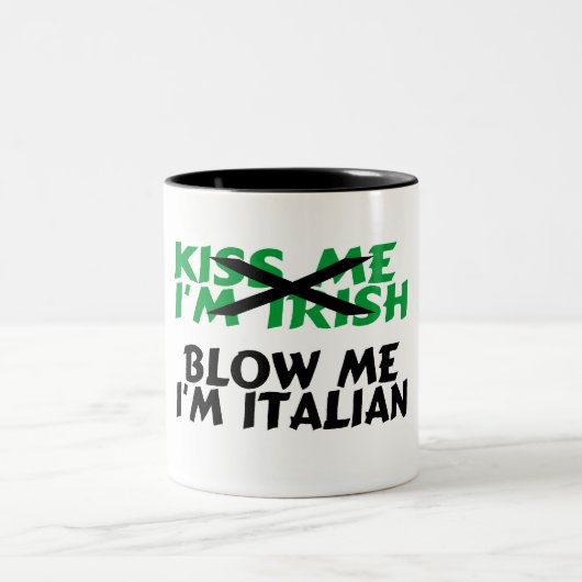Küssen Sie mich Iren, den Im mich Italiener Im Zweifarbige Tasse (Mittel)