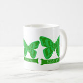 Küssen Sie mich irischer Schmetterling Kaffeetasse (VorderseiteRechts)