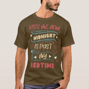 Küssen Sie mich jetzt Mitternacht ist meine Schlaf T-Shirt