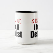 küssen Sie mich Zweifarbige Tasse (Mittel)