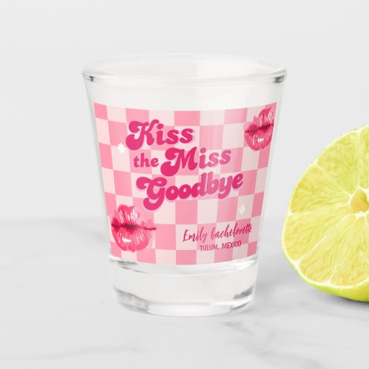 Küssen Sie sich das legendäre Bachelorette Weekend Schnapsglas (Vorderseite)