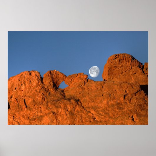 Küssen von Camels Rock Formation mit Vollmond Poster (Vorne)