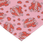 Küssen von Comic Sound Effect Pattern Tischdecke (Schrägansicht)