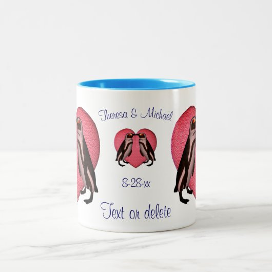 Küssen von Pinguinen Personalisierte Hochzeit Zweifarbige Tasse (Mittel)