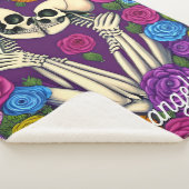 Küssen von Skeletten umgeben von einem Blumenwald Sherpadecke (3/4)