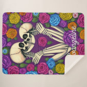 Küssen von Skeletten umgeben von einem Blumenwald Sherpadecke (Vorderseite (Horizontal))